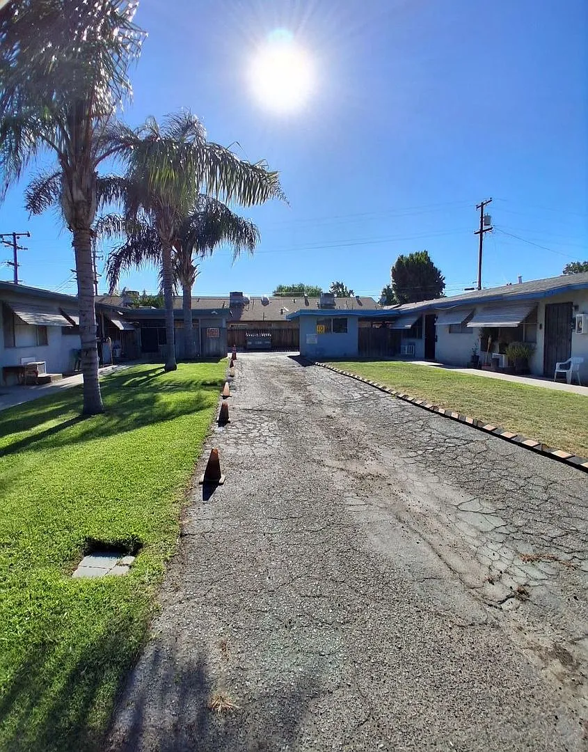 1315 N Garden — Photo 3