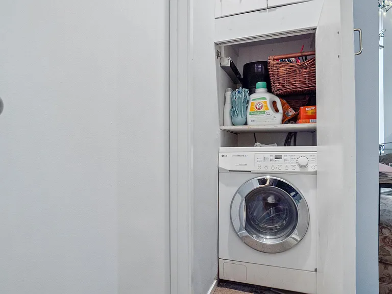 Washer dryer combo in unit