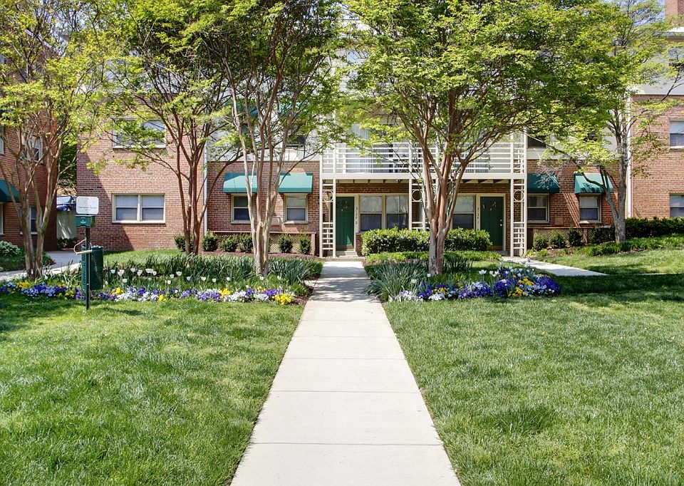 Apartment for rent - porch overlooks courtyard