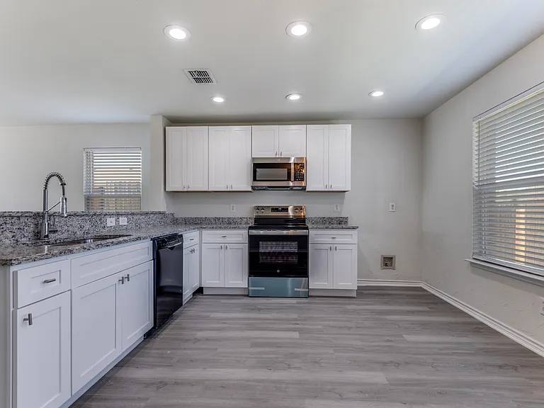 312 Stanford Dr — Photo 5