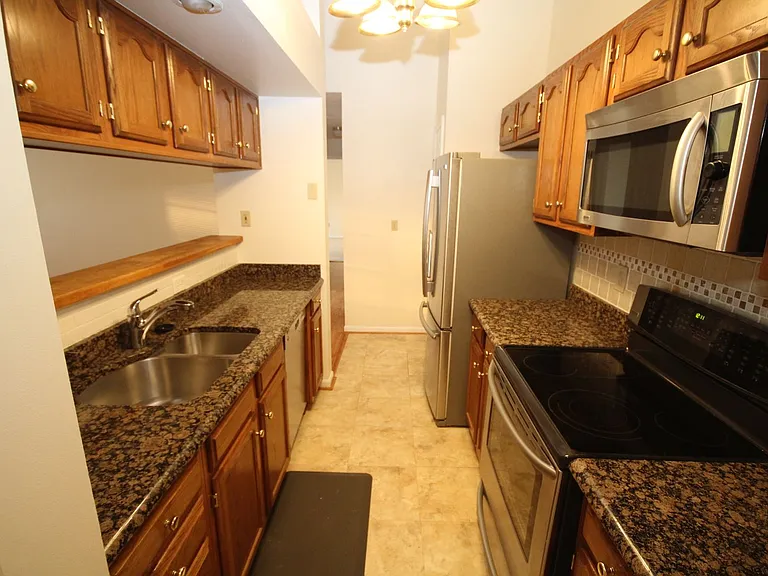 1002 Jessicas Ct #J — Photo 9