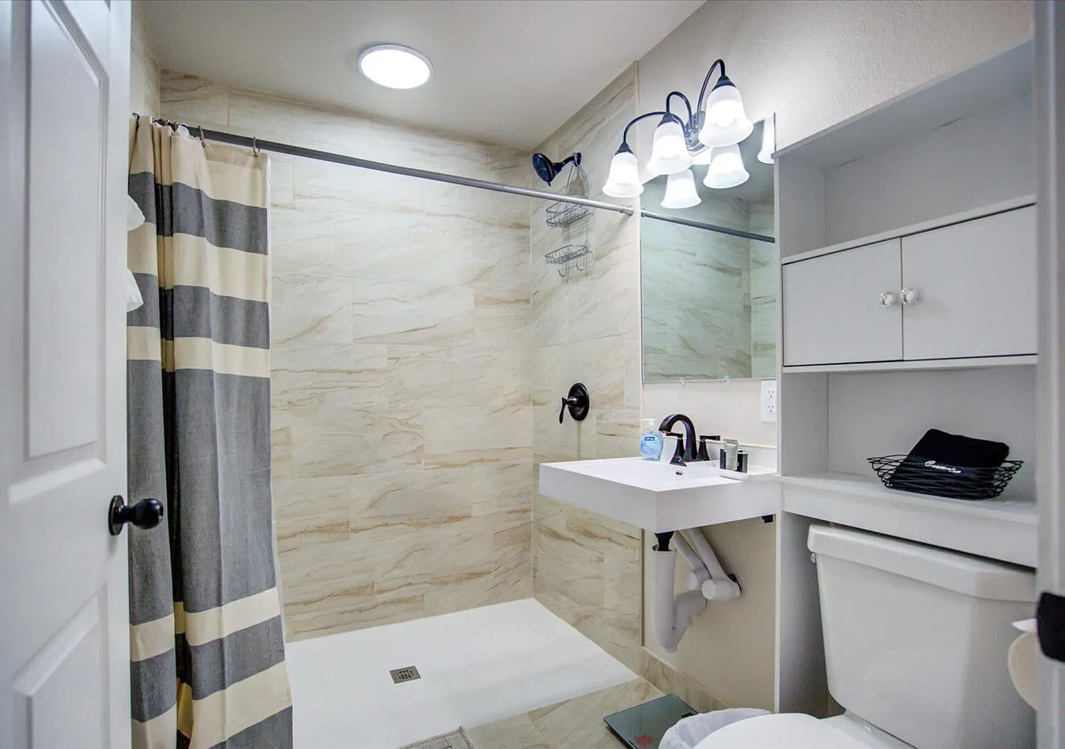 Free parking with In unit washer and dryer, AC - Pets Ok — Photo 2