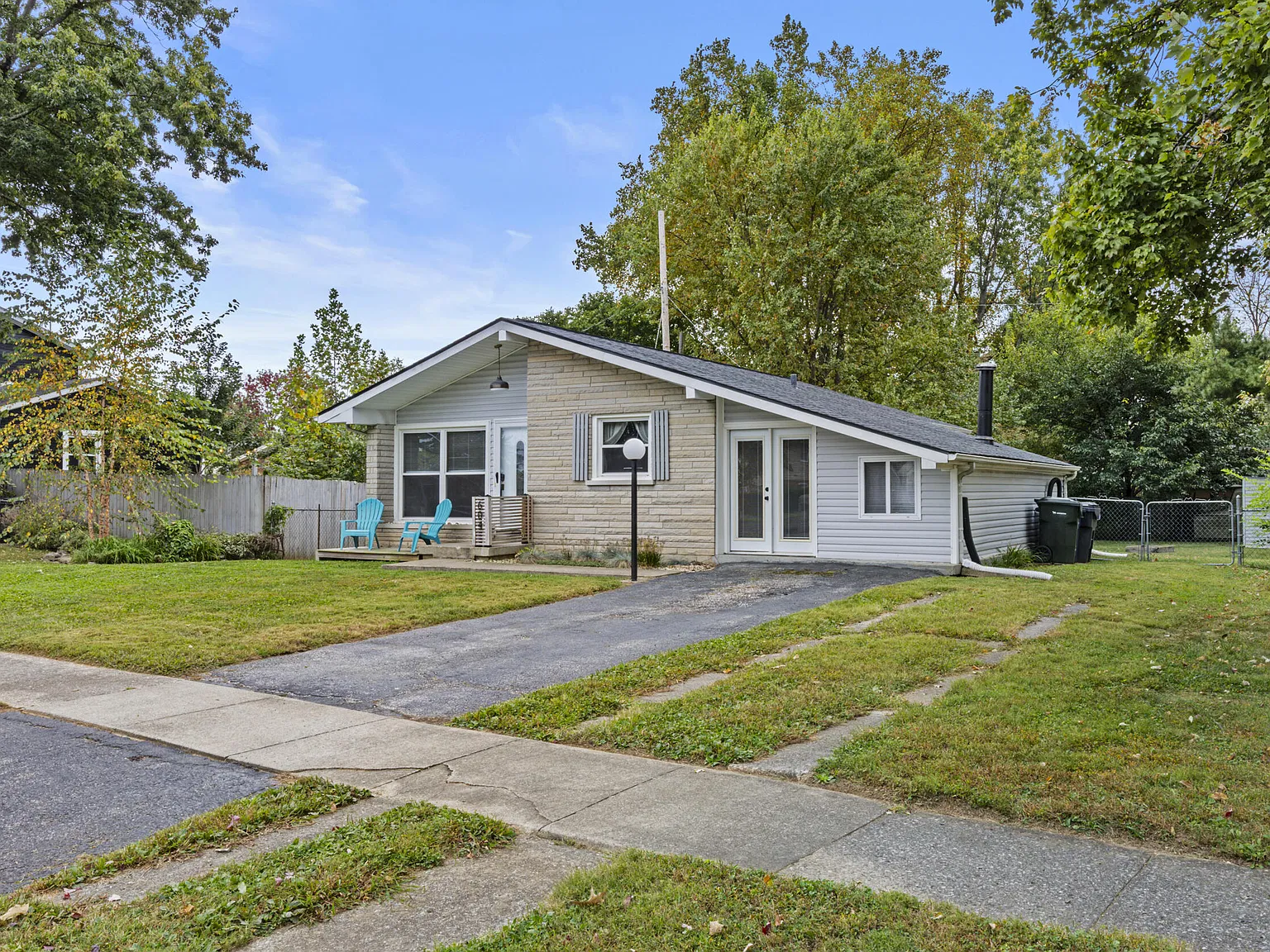 3 bed, 2.0 bath, 2112 sqft, $2,100 — Photo 3