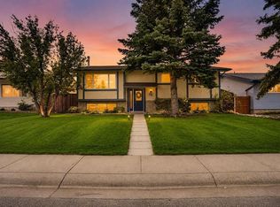 35 S Queen Isabella Close SE, Calgary, AB T2J3R2