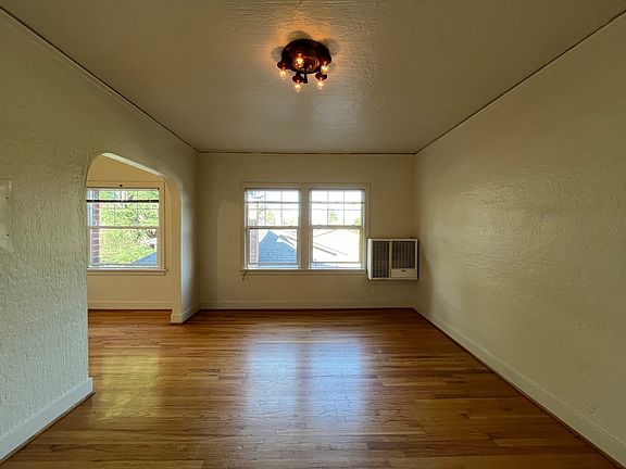 2nd image of 816 SE 29th Ave #303