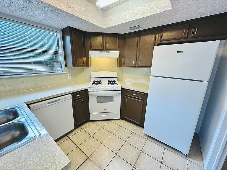 1002 Ridgemont St — Photo 12