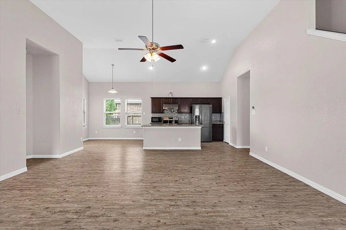 4 bed, 2.5 bath, 2075 sqft, $2,350 — Photo 3