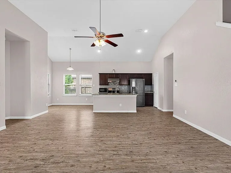 710 Woodcrest Dr — Photo 3