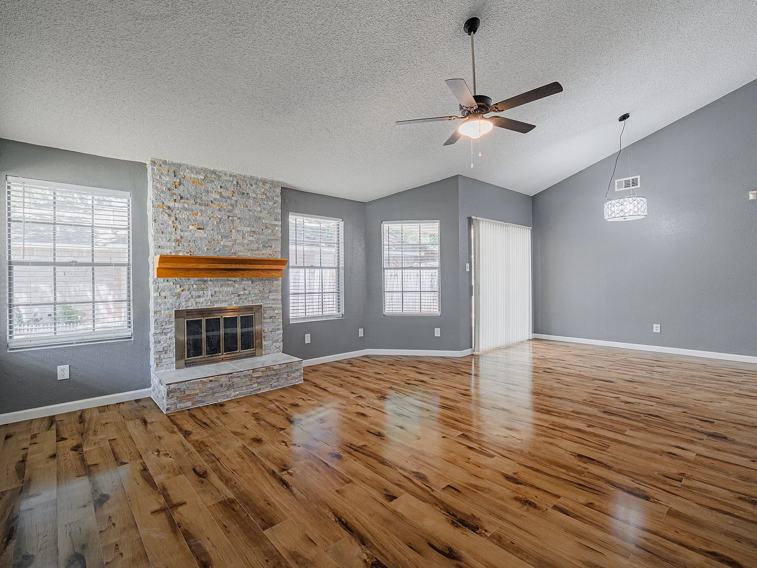 3 bed, 1184 sqft, $1,925 — Photo 2