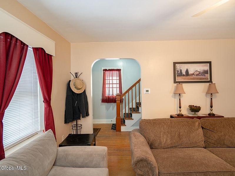 5th image of 9 Willow Street