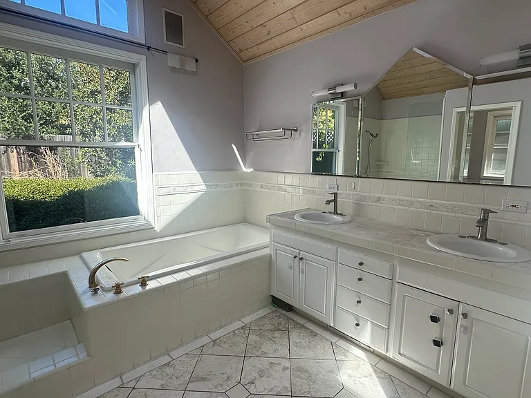 1613 Mariposa Ave — Photo 22