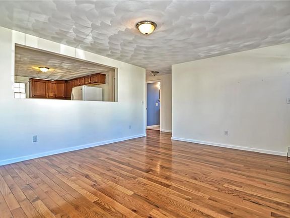 4th image of 52 Vale Ave