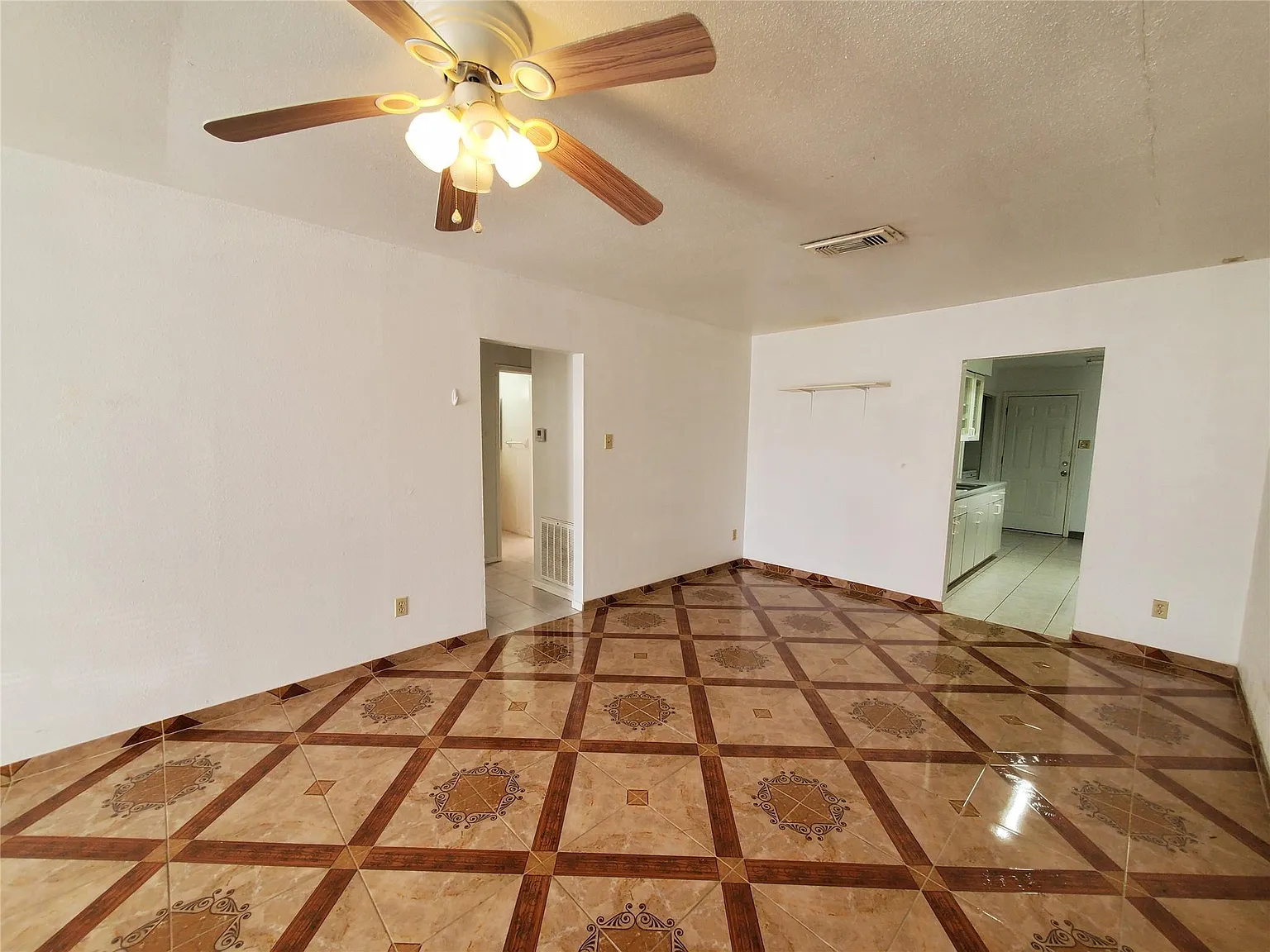 2 bed, 1.0 bath, 980 sqft, $1,350 — Photo 2