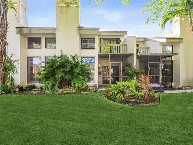 6075 Glendale Dr — Photo 2