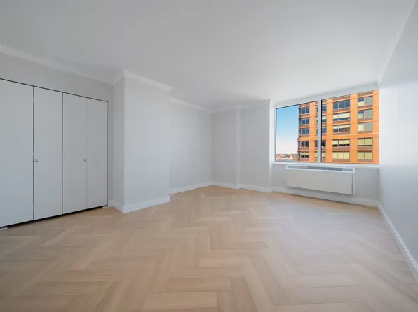 160 Riverside Boulevard image 15 of 21