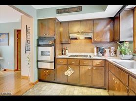 25 Linden St, Bayonne, NJ