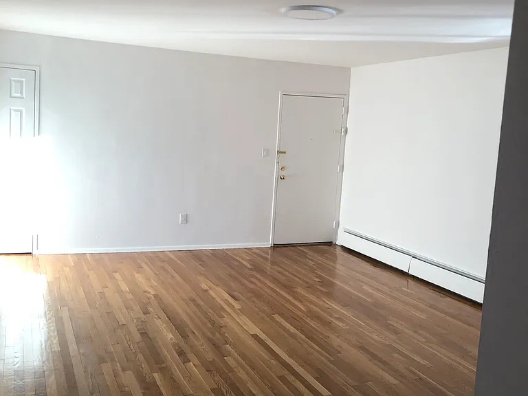 Williamsburg Apts. — Photo 11