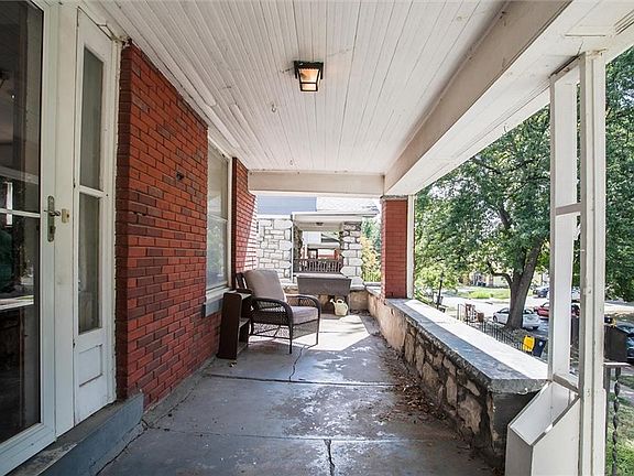 3rd image of 133 S Cypress Ave