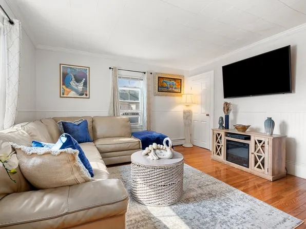 65 Endicott St, Peabody, MA 01960