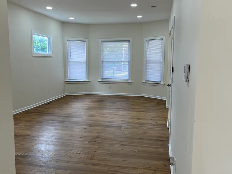 104 W Auer Ave — Photo 2