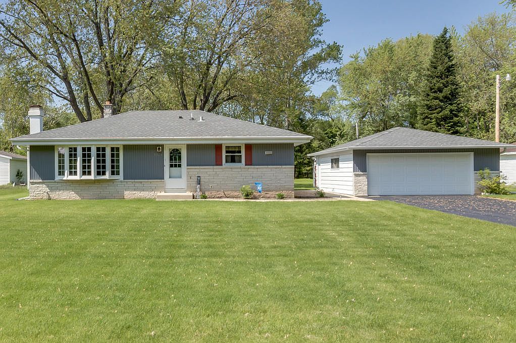 8026 W Hilltop Ln, Franklin, WI 53132 | Zillow