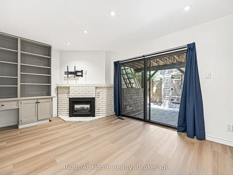 109 Brant St — Photo 40
