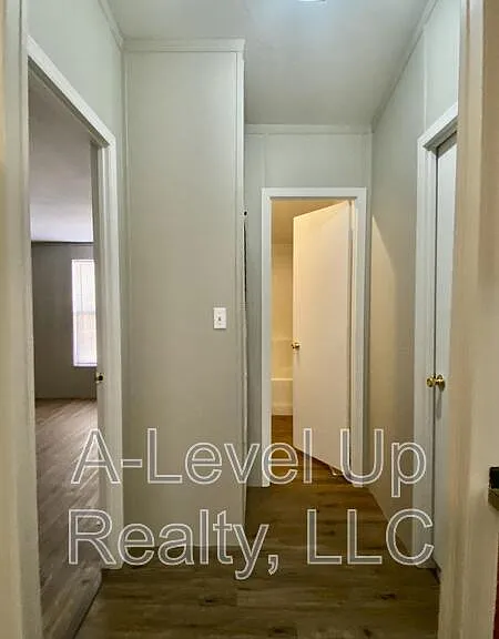 315 W Lee St — Photo 18
