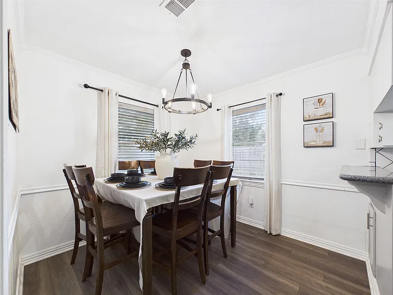 2612 Perry Ln — Photo 9