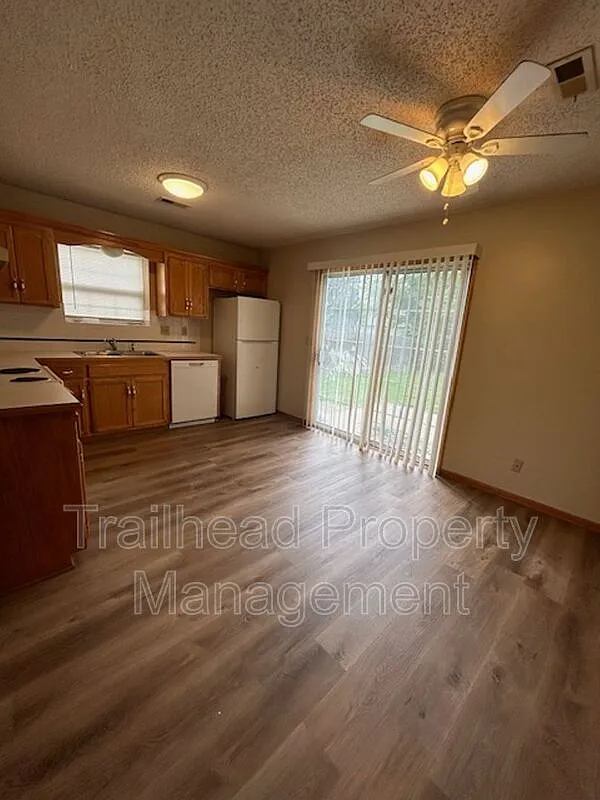 3 bed, 1.5 bath, 1306 sqft, $1,549 — Photo 4