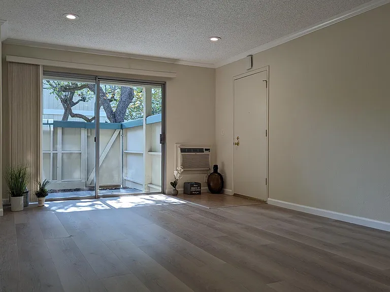 Live Oak Apartments — Photo 13
