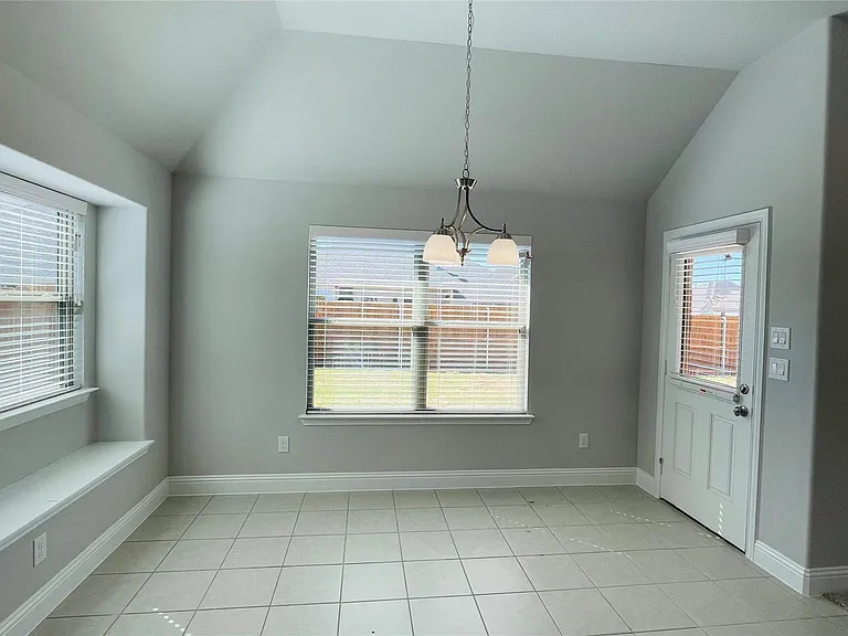 325 Delaford Dr — Photo 7