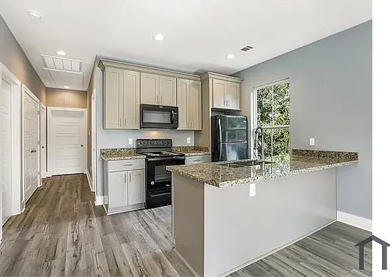 4 bed, 1200 sqft, $2,190 — Photo 3