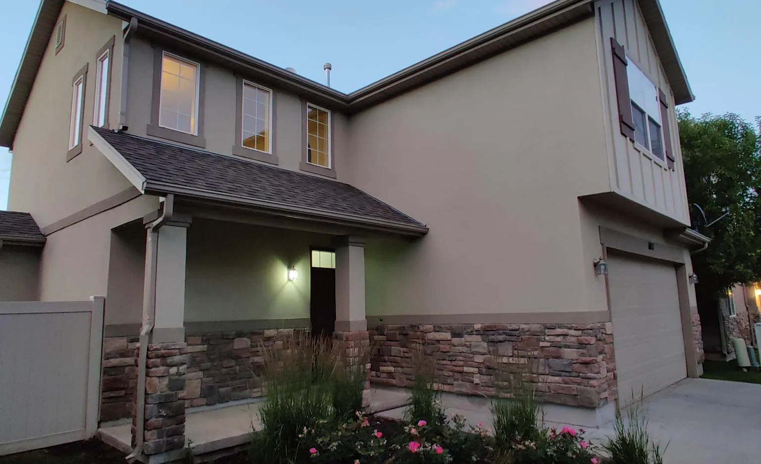 1077 N Kettering Dr — Photo 2