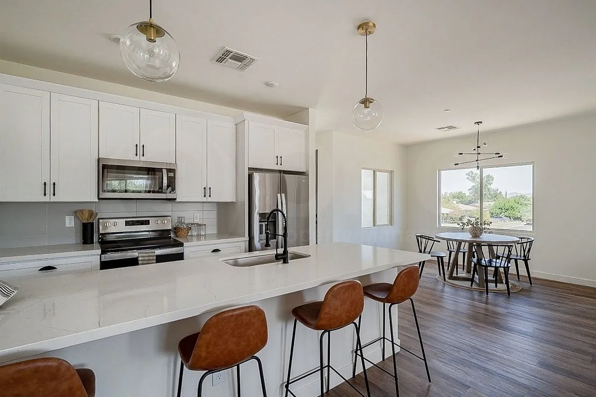 3 bed, 3.5 bath, 1980 sqft, $2,550 — Photo 2