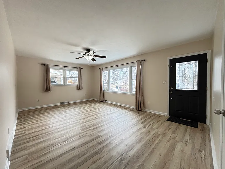 955 Crestview Ct — Photo 5