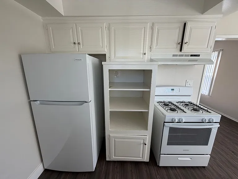 Spacious 1 Bedroom/1 Bathroom Apartment - $500 Off Move In + Reimbursed Application Fee — Photo 8