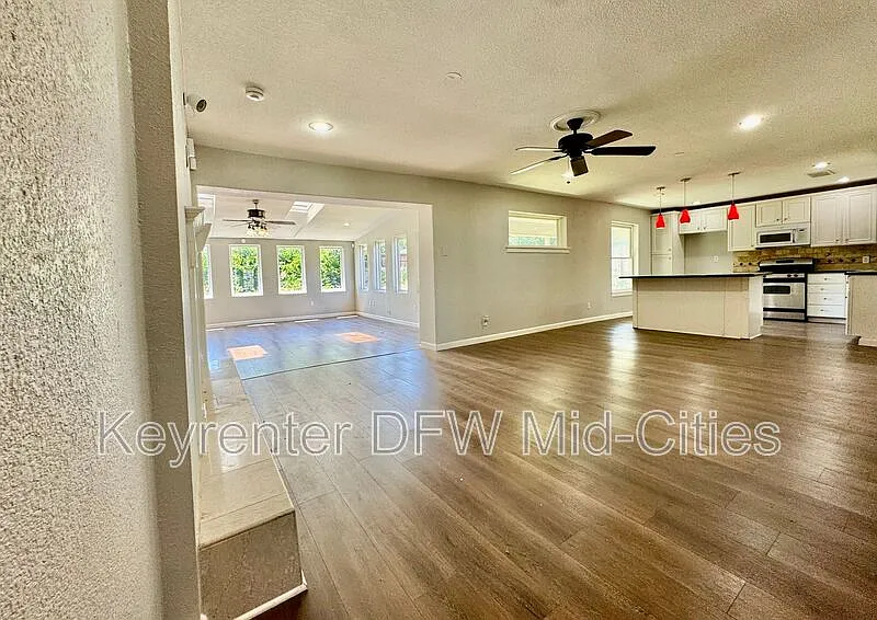 3 bed, 2.0 bath, 2259 sqft, $2,500 — Photo 4
