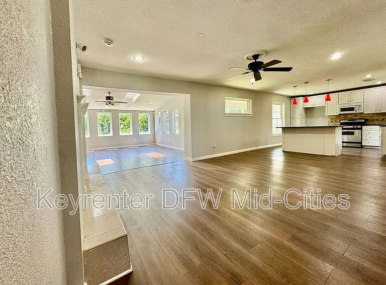 2801 Clearbrook Dr — Photo 4