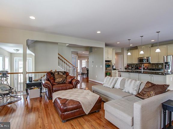 4th image of 129 Anthem Ave