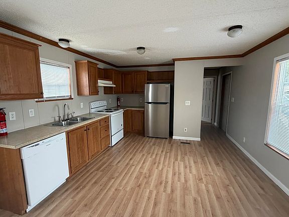 3rd image of 407 Carriage Lane Est