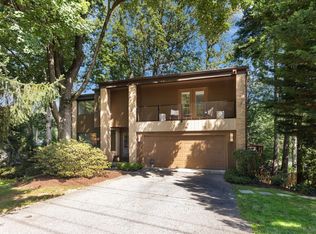 9411 Fernwood Rd, Bethesda, MD 20817