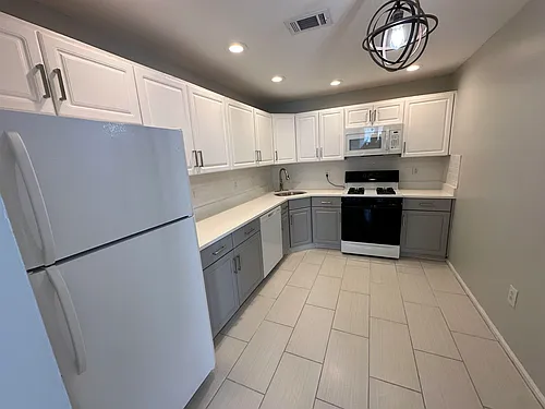 27 Cottonwood St Photo 1