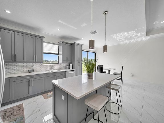 3rd image of 2985 Everglades Blvd N
