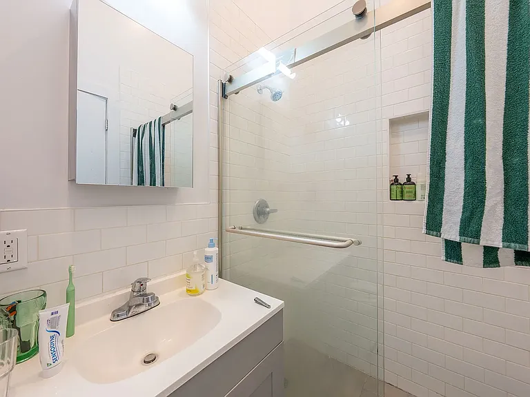 185 Chauncey St #1R — Photo 9