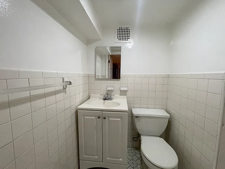 248 W 20th St #B1 — Photo 18