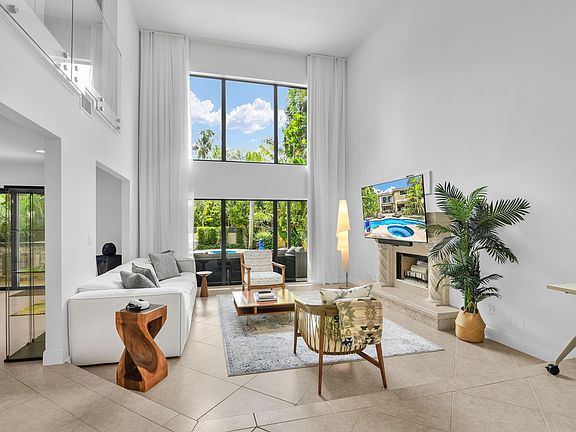 4th image of 753 Villa Portofino Cir