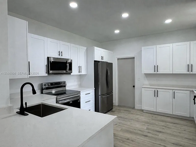 2050 Madeira Dr — Photo 3