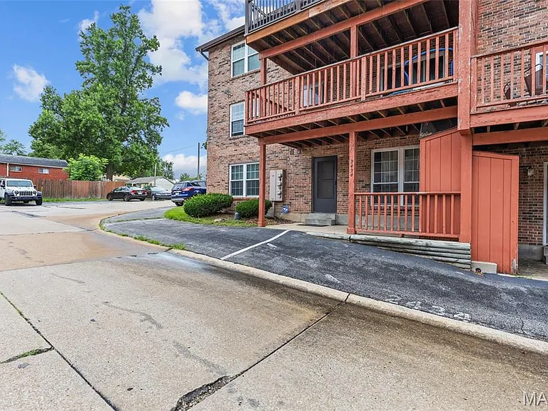 2434 Fowler Ave — Photo 3