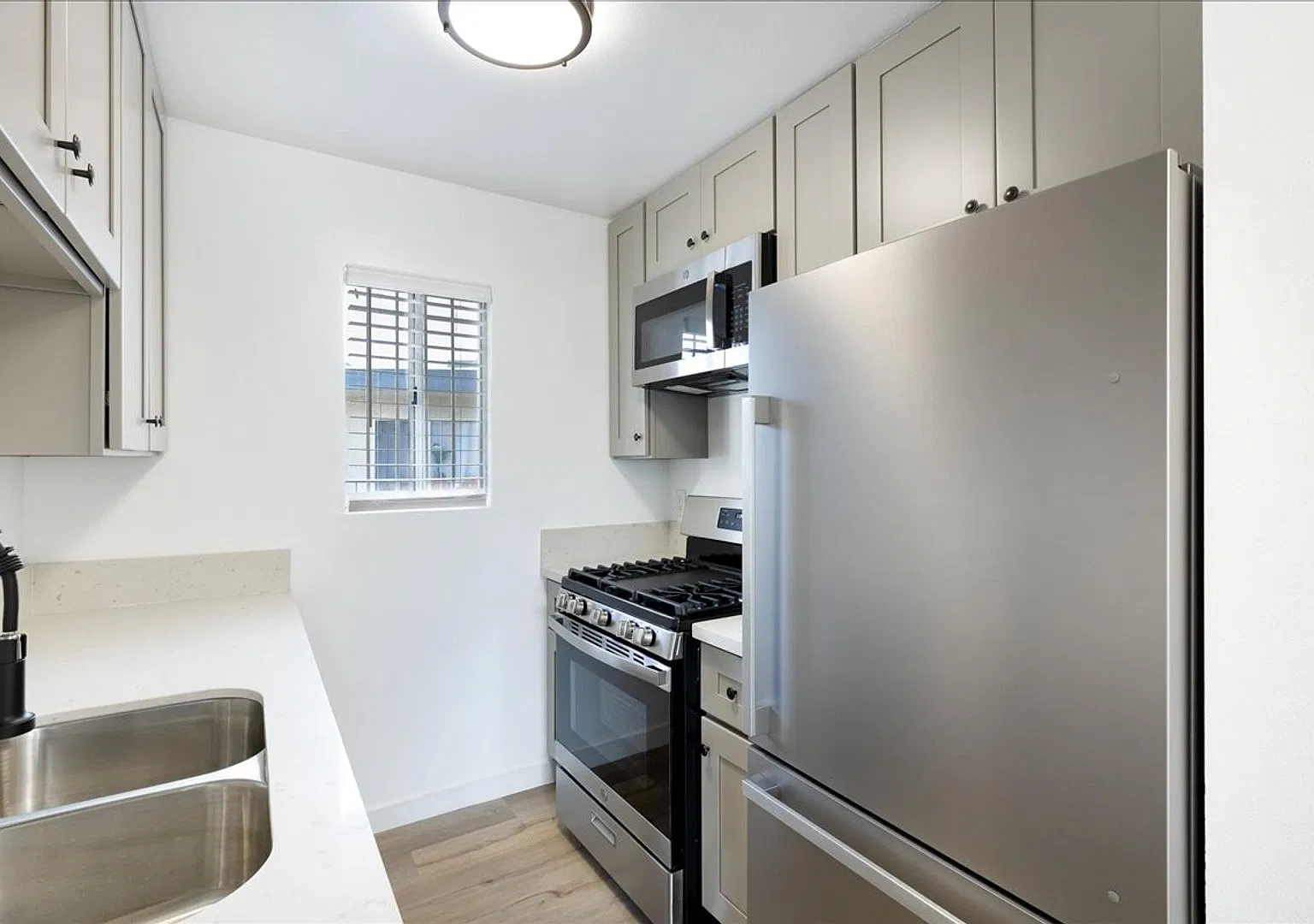 Beautiful Boyle Heights Apartment! — Photo 2