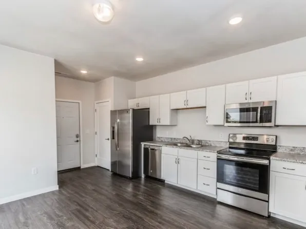 704 Kirkwood Pkwy SW, Cedar Rapids, IA 52404